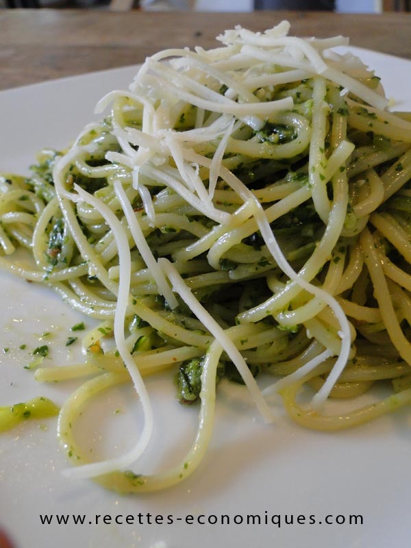 Spaghettis aux courgettes, sauce persil image