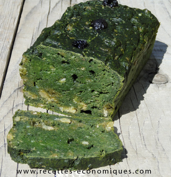 Cake tout vert aux épinards et raisins secs image