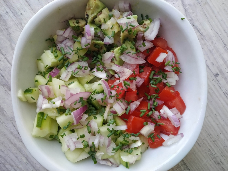 Salade détox concombre avocat tomates image